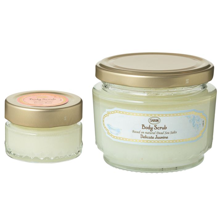 右から／ボディスクラブ デリケート・ジャスミン 320ｇ 4,730円、同 グリーン・ローズ 60ｇ 1,320円（SABON Japan☎0120･380･688）