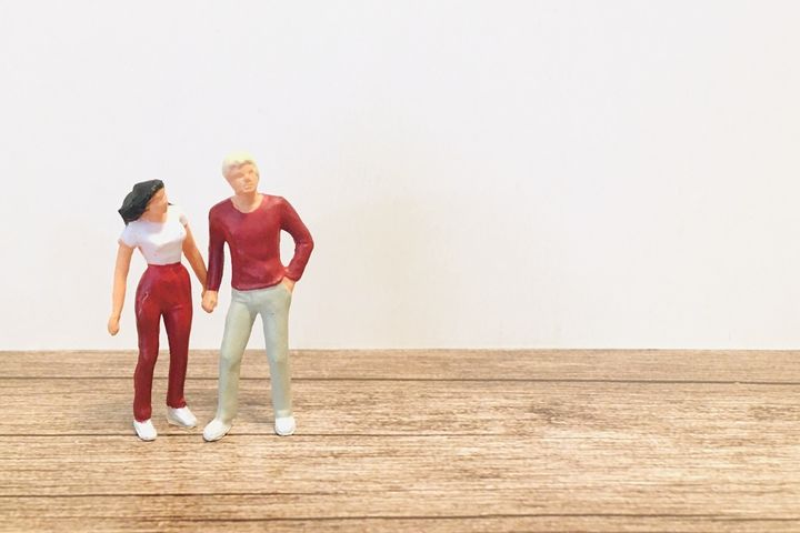 ペアルックを着た夫婦のイメージ