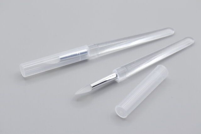 キャンドゥのキャップ付きリップ用シリコンブラシ2P
