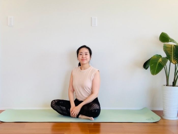 あぐらの姿勢で座る伊藤さん