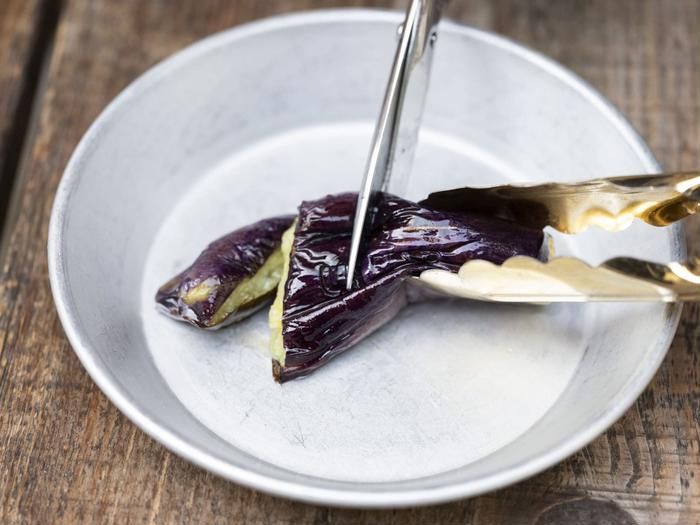 焼きナスをカットする様子