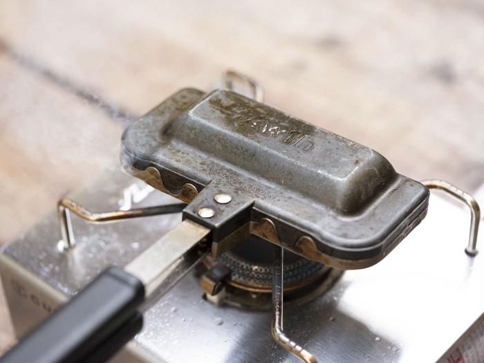 ホットサンドメーカーのふたを閉めて加熱している様子