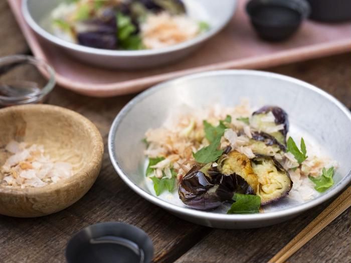 焼きナスが食卓に並んでいる様子