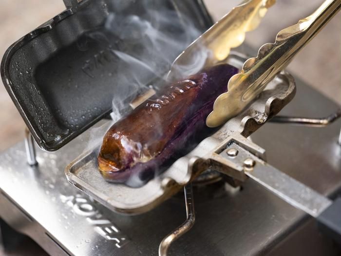 ナスをひっくり返す様子