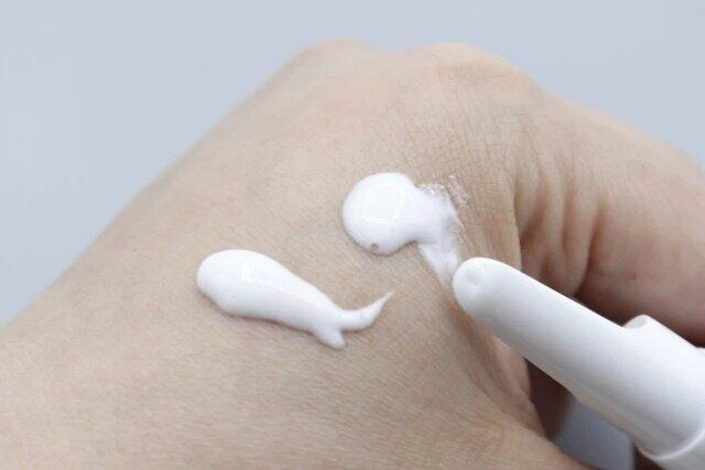 ダイソー 詰め替え容器 アイクリーム真空容器（長細いタイプ、10mL） 使用例