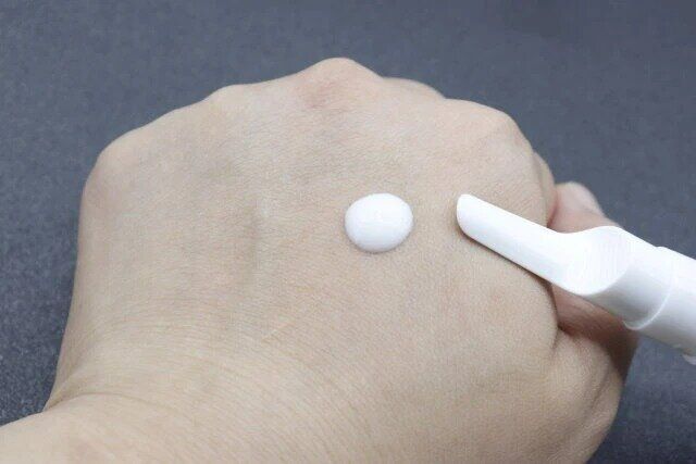 ダイソー 詰め替え容器 アイクリーム真空容器（長細いタイプ、17mL） 使用例