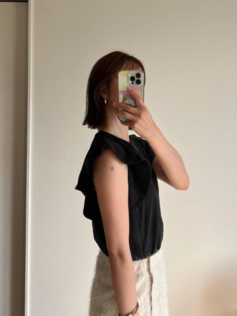 ユニクロラッフルスリーブTの横から見たシルエット