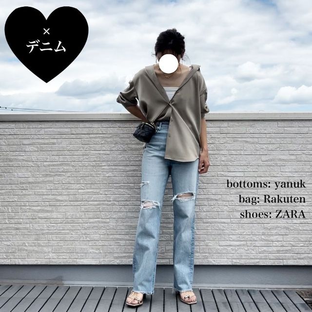 ベージュのUNIQLOのサテンブラウスとデニムのコーデ