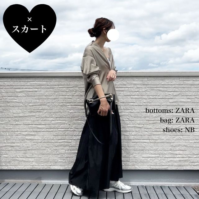 ベージュのUNIQLOのサテンブラウスとスカートのコーデ