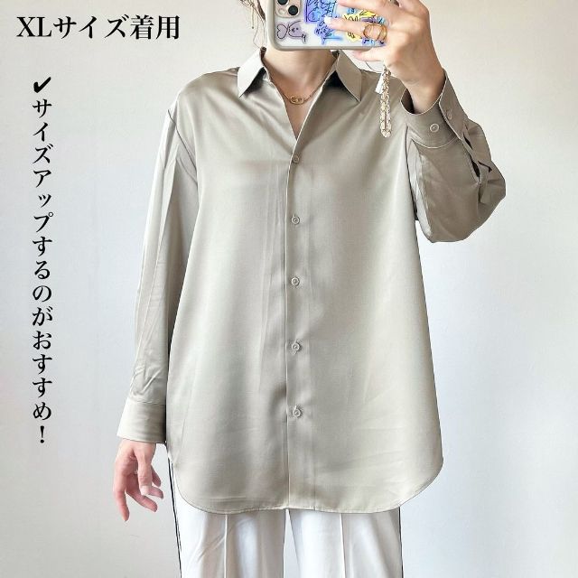 ベージュのUNIQLOのサテンブラウスを着用
