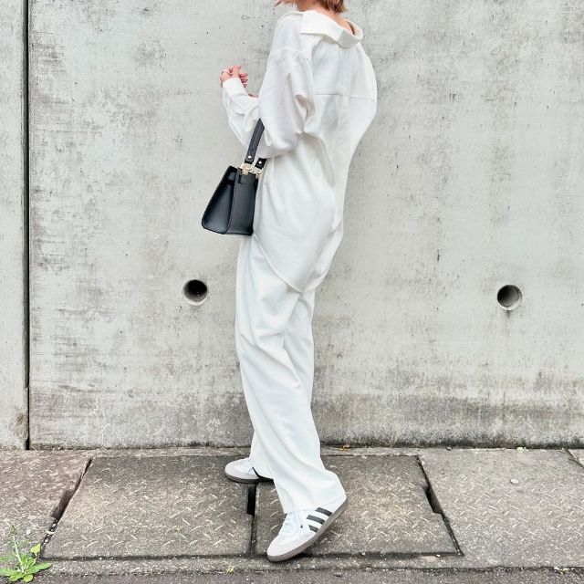 白のUNIQLOのサテンブラウスを着用したコーデ