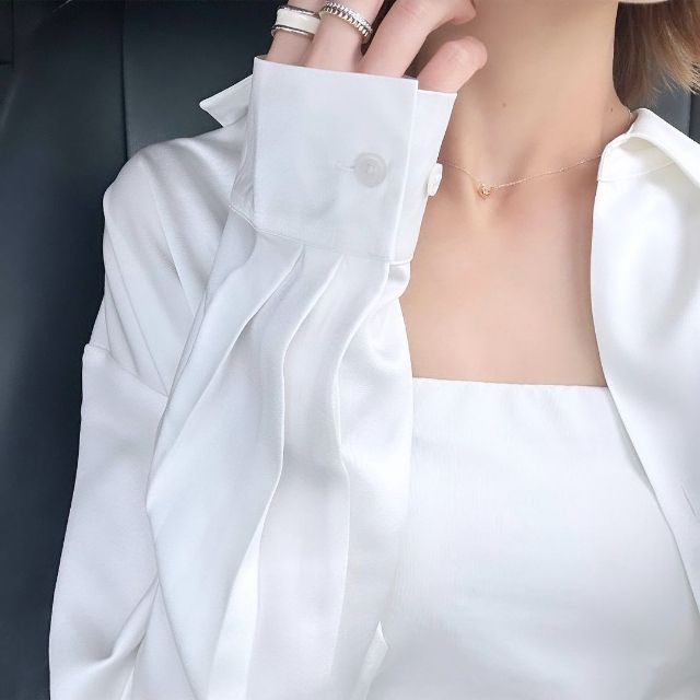 白のUNIQLOのサテンブラウスの袖先