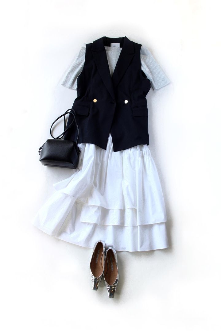 画像: ドライオックススリーブレスジャケット￥25,300 ラメリブ5分袖ニット￥14,300アシメティアードスカート￥24,200／以上ラブティックボンボン（パル） www.palcloset.jp