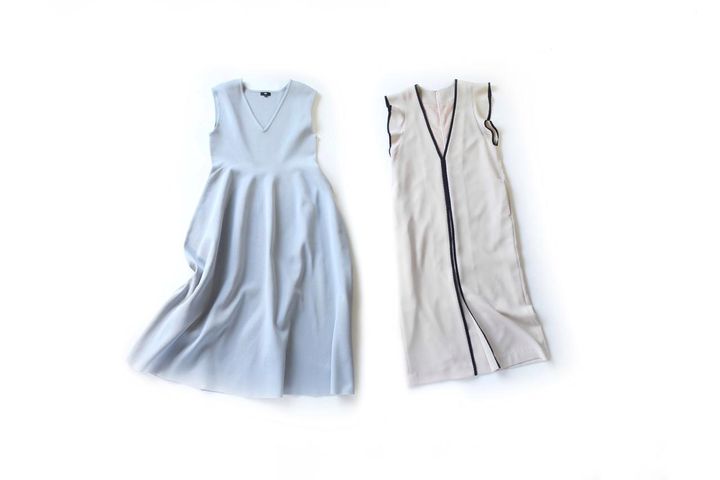 画像: ホールガーメント®ニットVネックワンピース￥15,000／PLST ダブルクロスバイカラーラッフルジャンパードレス￥25,300／ラブティックボンボン（パル）