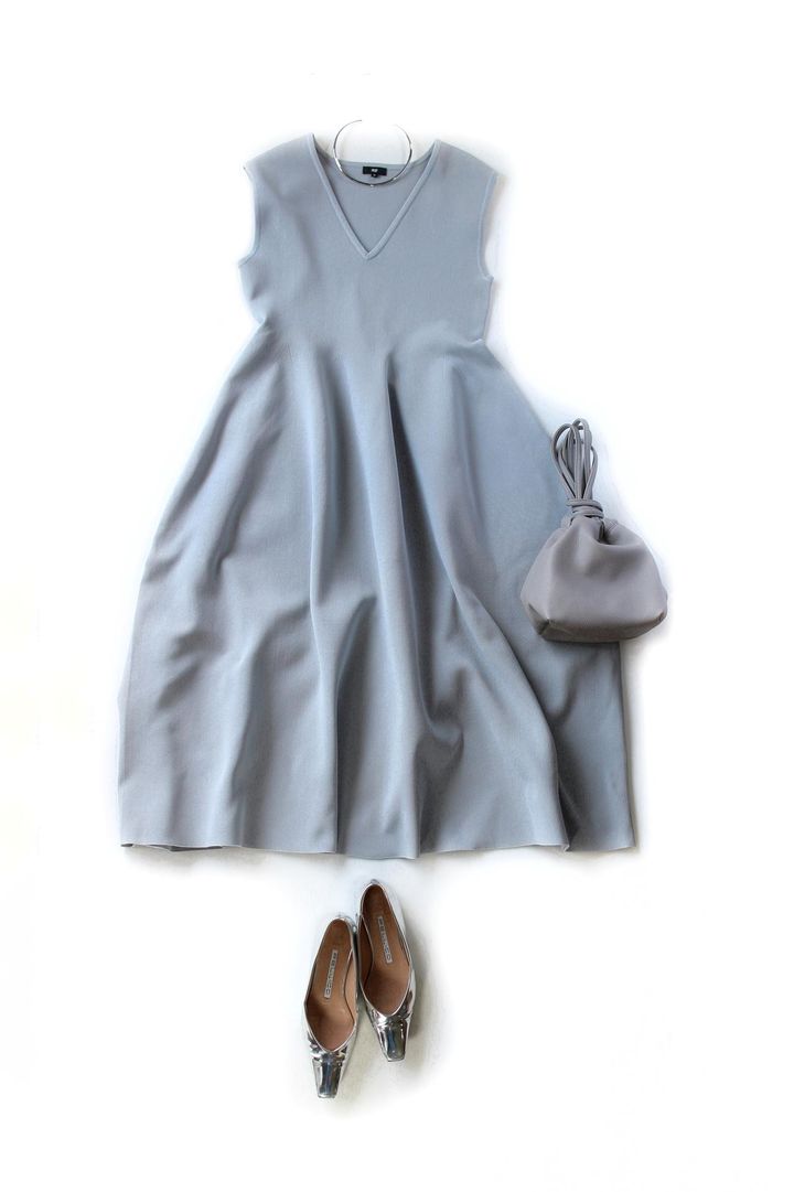 画像: ホールガーメント®ニットVネックワンピース￥15,000／PLST www.plst.com