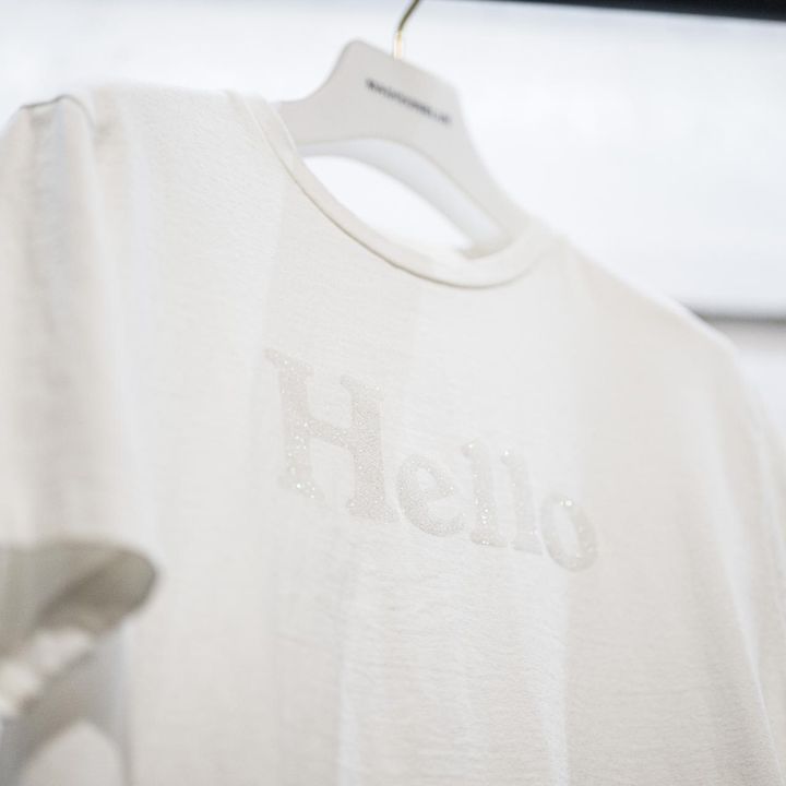 画像: 10周年を記念し、グリッタープリントをした「HELLO TEE PARIS」￥29,700 ※ブラックプリントも有り、2024年7月10日（水）発売予定 出典：マディソンブルー