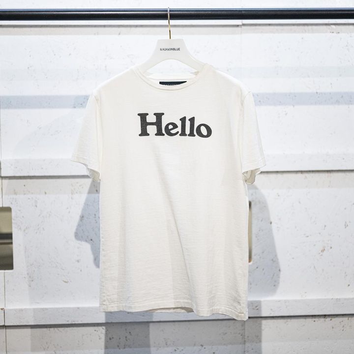 画像: 【マディソンブルー】のアイコンアイテム「HELLO CREW NECK TEE」￥27,500 出典：マディソンブルー