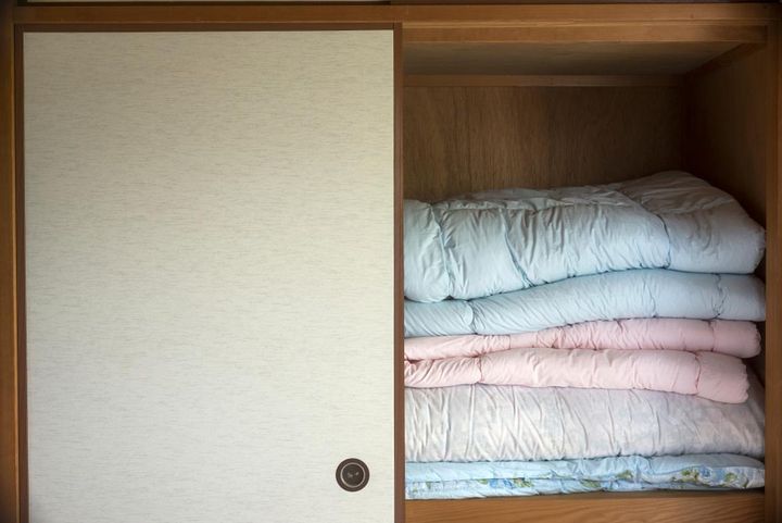 画像: 宿泊後【使い終わった布団をきちんと畳むのはNG】！？ 清掃員に聞いた「ありがた迷惑」な行為って？