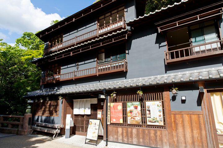 ホタルが鑑賞できる川床テラスも♪レトロ建築が目を引く大阪・箕面の「YUZUYAカフェ」
