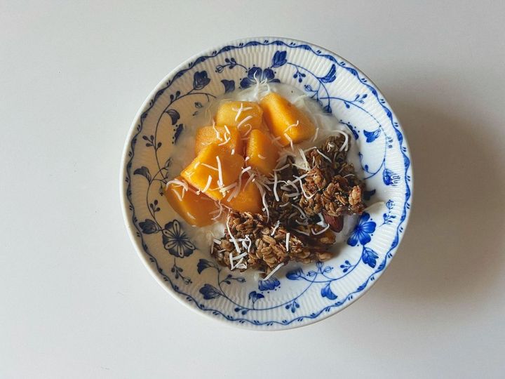 韓国で話題のグリーヨーグルトを手軽に！ジューシーマンゴーサマーなグリークヨーグルト【渡辺友美子のコーヒーに合うお菓子のレシピ vol.47 〜レシピで旅するヨーロッパ〜】