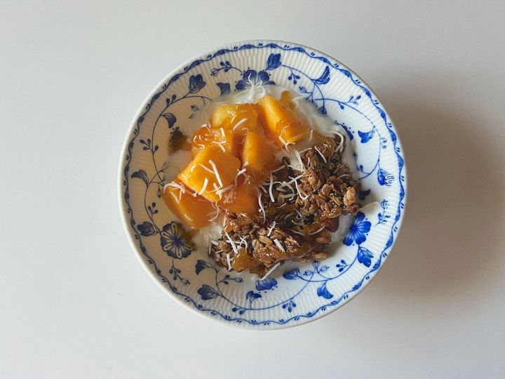 韓国で話題のグリーヨーグルトを手軽に！ジューシーマンゴーサマーなグリークヨーグルト【渡辺友美子のコーヒーに合うお菓子のレシピ vol.47 〜レシピで旅するヨーロッパ〜】