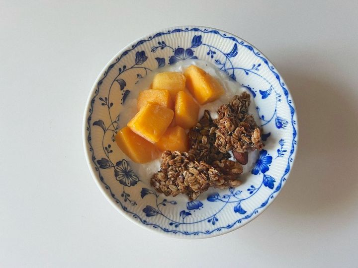 韓国で話題のグリーヨーグルトを手軽に！ジューシーマンゴーサマーなグリークヨーグルト【渡辺友美子のコーヒーに合うお菓子のレシピ vol.47 〜レシピで旅するヨーロッパ〜】