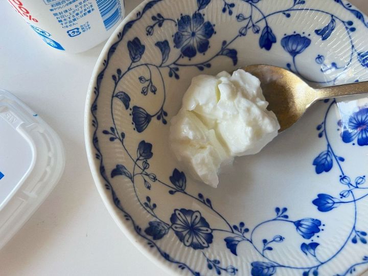 韓国で話題のグリーヨーグルトを手軽に！ジューシーマンゴーサマーなグリークヨーグルト【渡辺友美子のコーヒーに合うお菓子のレシピ vol.47 〜レシピで旅するヨーロッパ〜】