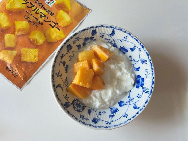 韓国で話題のグリーヨーグルトを手軽に！ジューシーマンゴーサマーなグリークヨーグルト【渡辺友美子のコーヒーに合うお菓子のレシピ vol.47 〜レシピで旅するヨーロッパ〜】