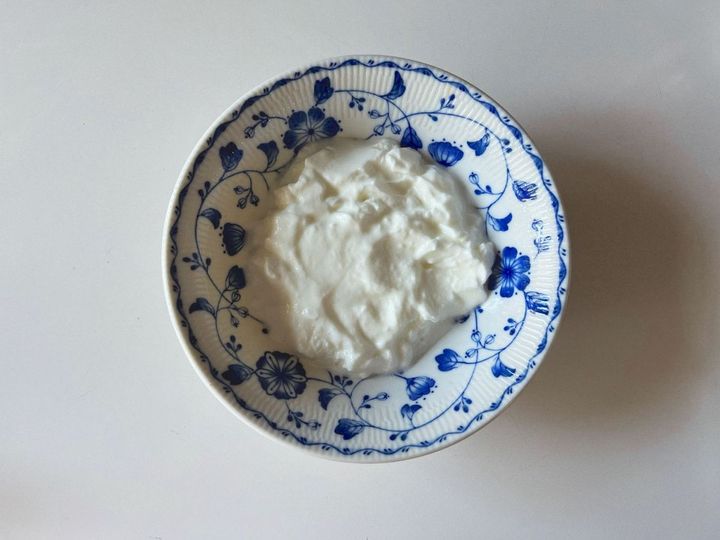 韓国で話題のグリーヨーグルトを手軽に！ジューシーマンゴーサマーなグリークヨーグルト【渡辺友美子のコーヒーに合うお菓子のレシピ vol.47 〜レシピで旅するヨーロッパ〜】