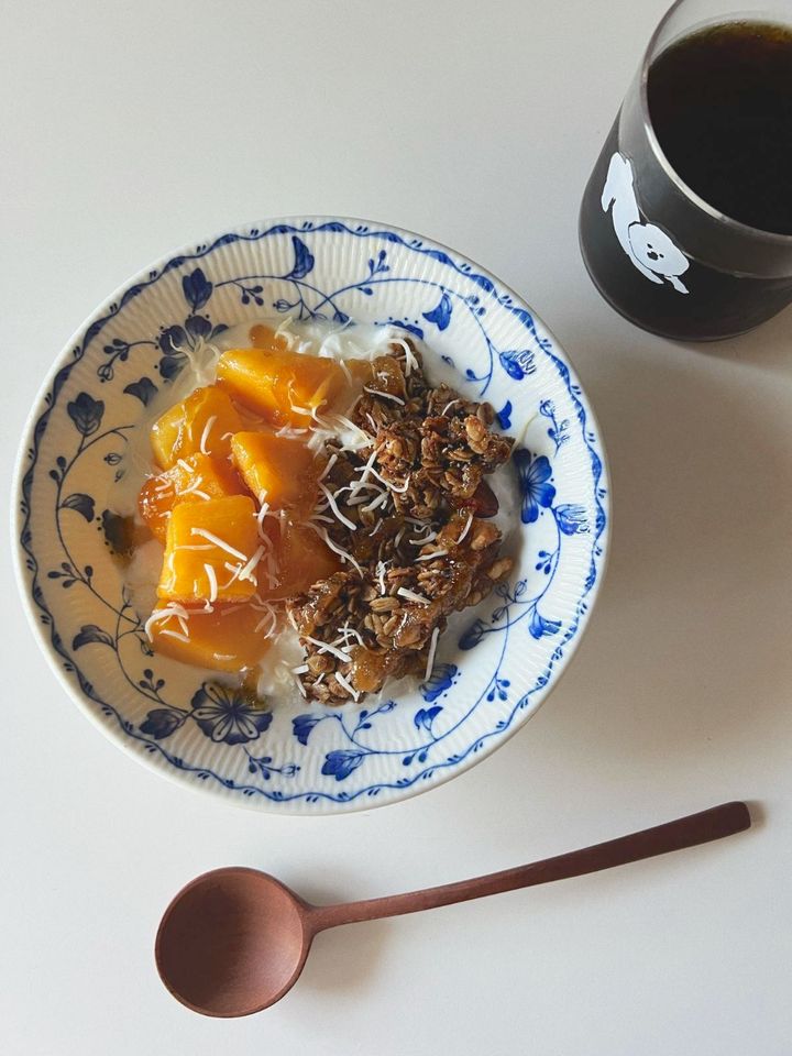 韓国で話題のグリーヨーグルトを手軽に！ジューシーマンゴーサマーなグリークヨーグルト【渡辺友美子のコーヒーに合うお菓子のレシピ vol.47 〜レシピで旅するヨーロッパ〜】