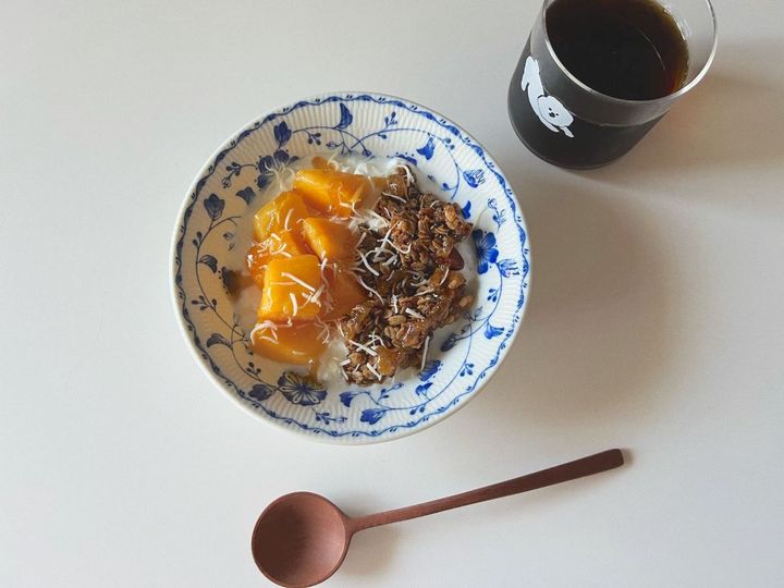 韓国で話題のグリーヨーグルトを手軽に！ジューシーマンゴーサマーなグリークヨーグルト【渡辺友美子のコーヒーに合うお菓子のレシピ vol.47 〜レシピで旅するヨーロッパ〜】