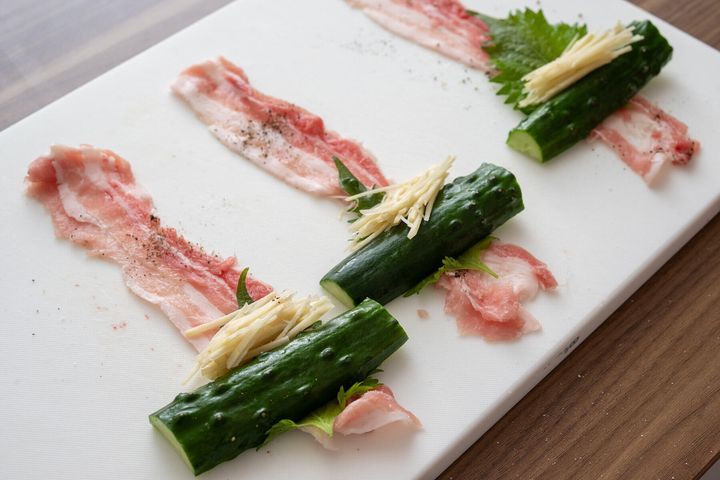きゅうりを肉で巻く