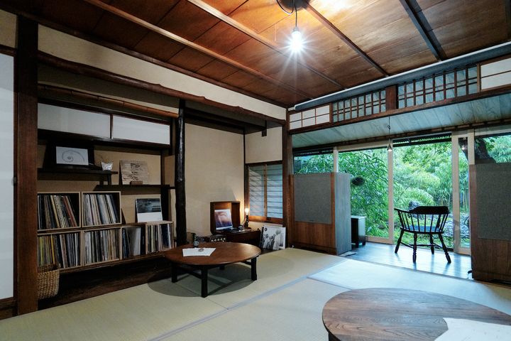 しばし内観。レコード販売コーナー。