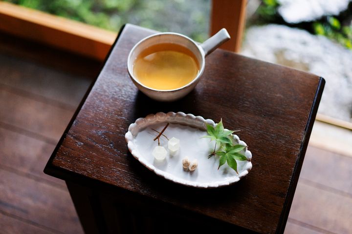 お茶と〈御菓子丸〉の和菓子