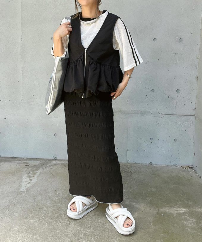 しまむらのブラックの「ナイロンベスト」×シャーリングボーダーIラインスカート