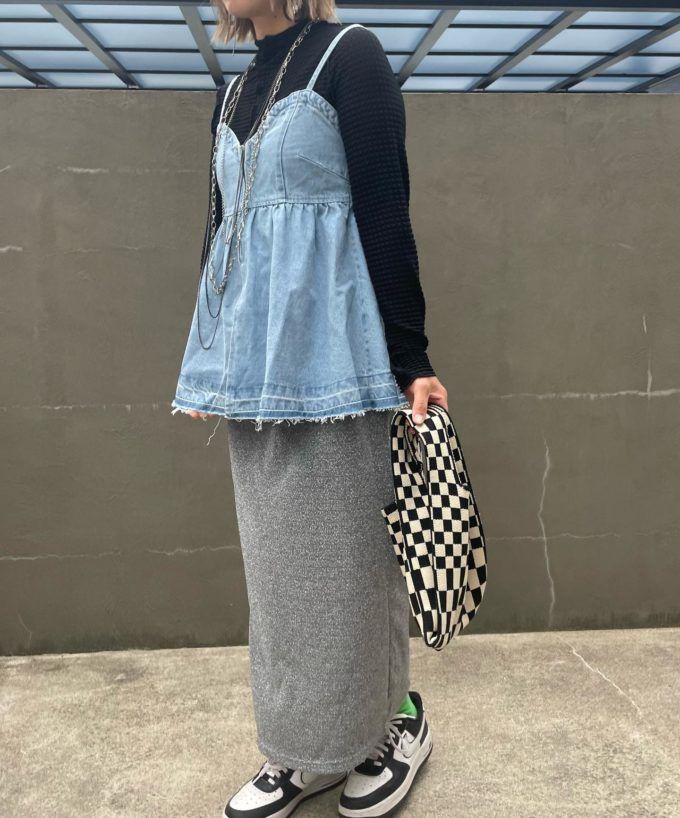 しまむらのシルバーの「ラメスムースナロースカート」