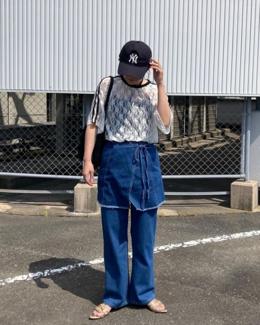 白のTT*akレースラインPOとデニムを着用したコーデ