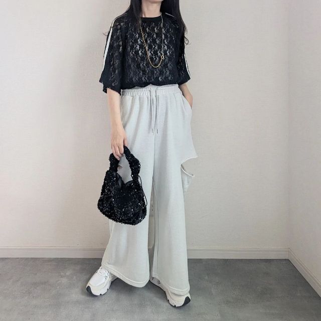 黒のTT*akレースラインPOを着用している