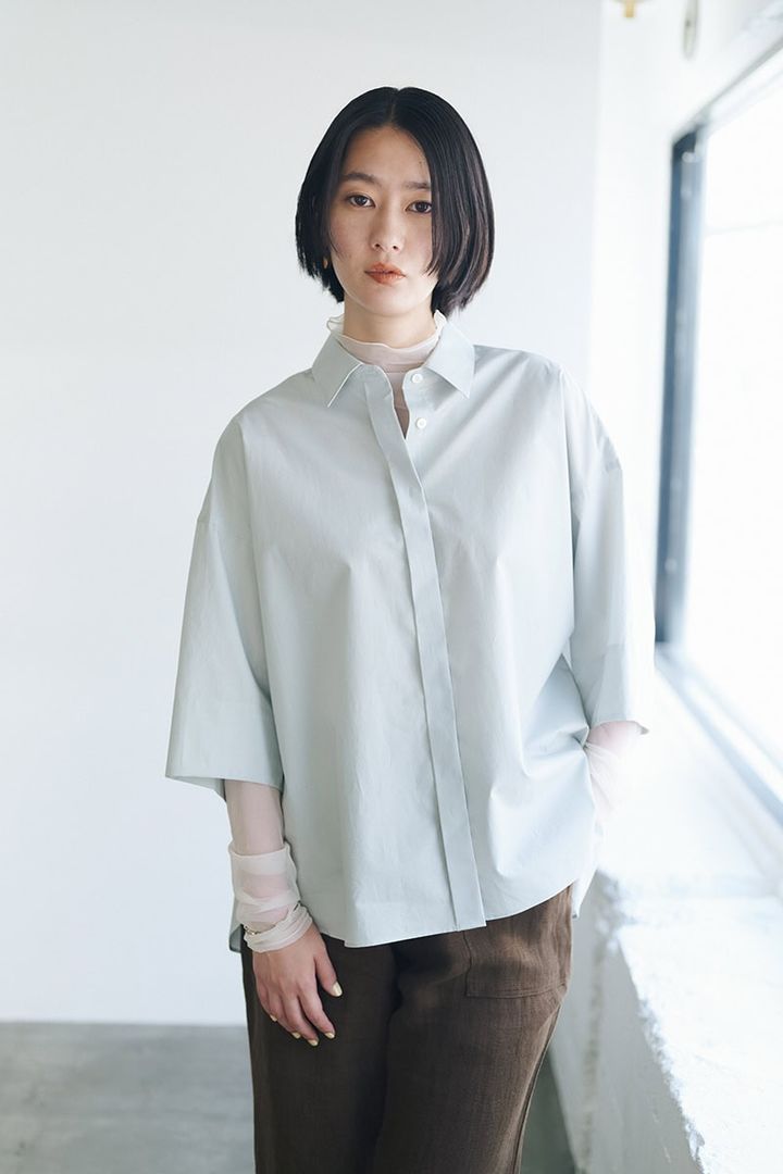 トレンド感も叶えるシアー素材との重ね着で半袖シャツの清々しさをキープ