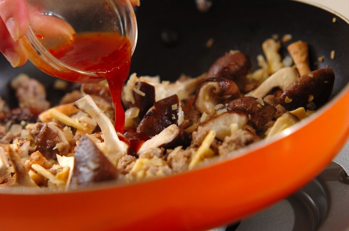 シイタケとタケノコのピリ辛春巻きの作り方2