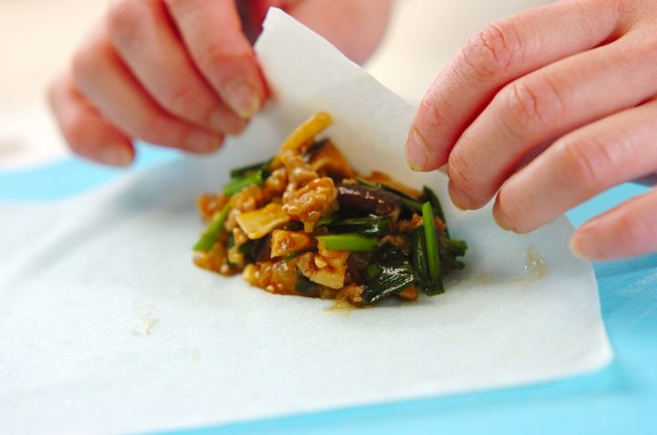 シイタケとタケノコのピリ辛春巻きの作り方4