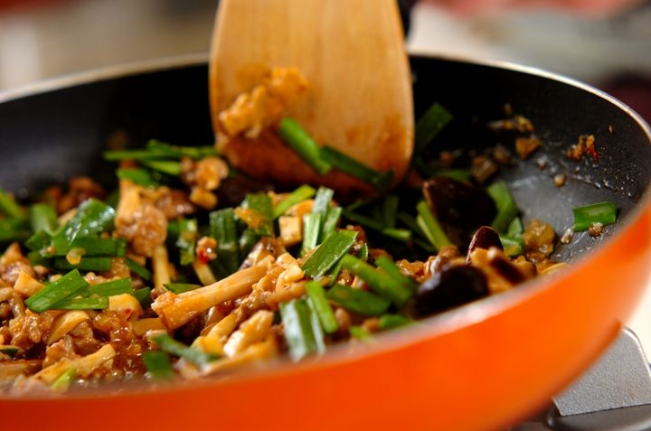 シイタケとタケノコのピリ辛春巻きの作り方3