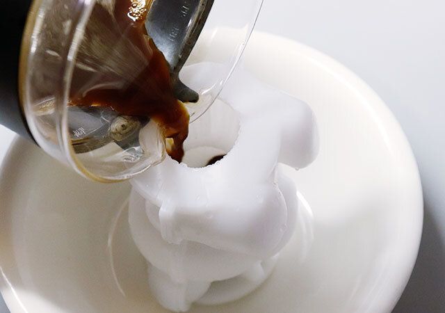 キャンドゥのアイスモールドくまMに液体を注ぐ様子