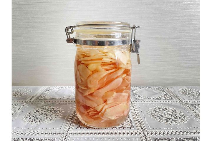 ▲漬けて10分程度で色づきはじめ、30分後には美しいピンク色に。