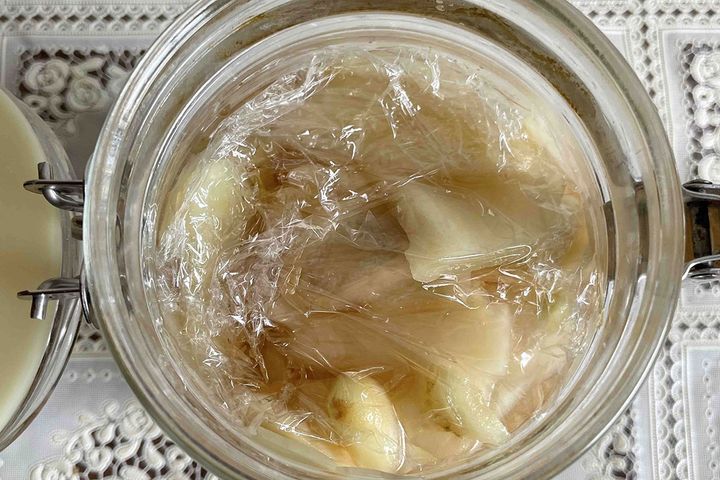 ▲保存容器に冷ました新しょうが、漬け液を入れたら、瓶の口近くをラップで覆い、できるだけ空気に触れる部分を少なくします。