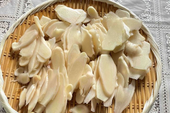 ▲薄切りにして熱湯でゆでた新しょうが。ザルに広げたとたん、新しょうがの爽やかな香りが広がります。