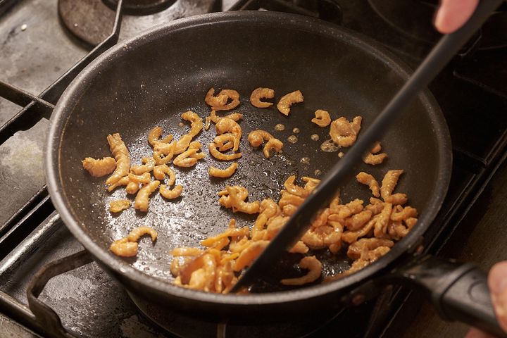 干し海老を炒める