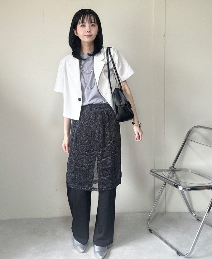 GUのナチュラルの「ハーフスリーブクロップドジャケット」×シアーラメスカートドッキングパンツ