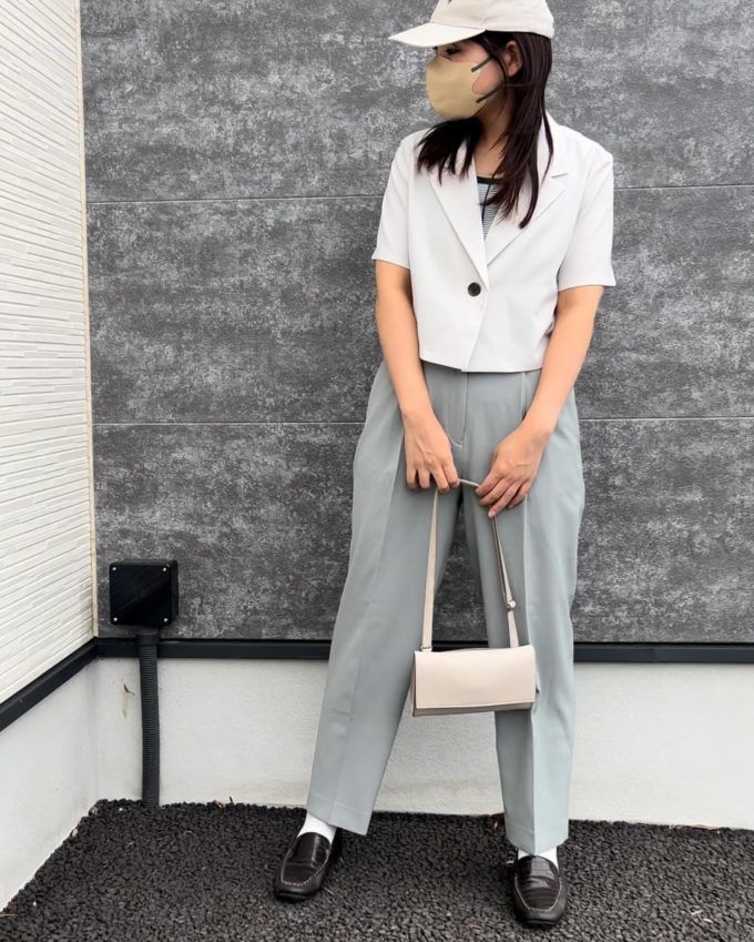 GUのナチュラルの「ハーフスリーブクロップドジャケット」×タックパンツ