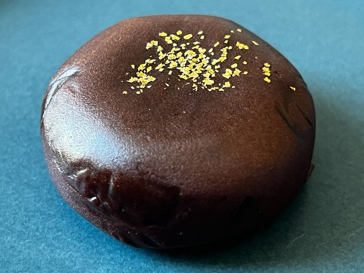 つやつやとした「天満月」のチョコレート生地